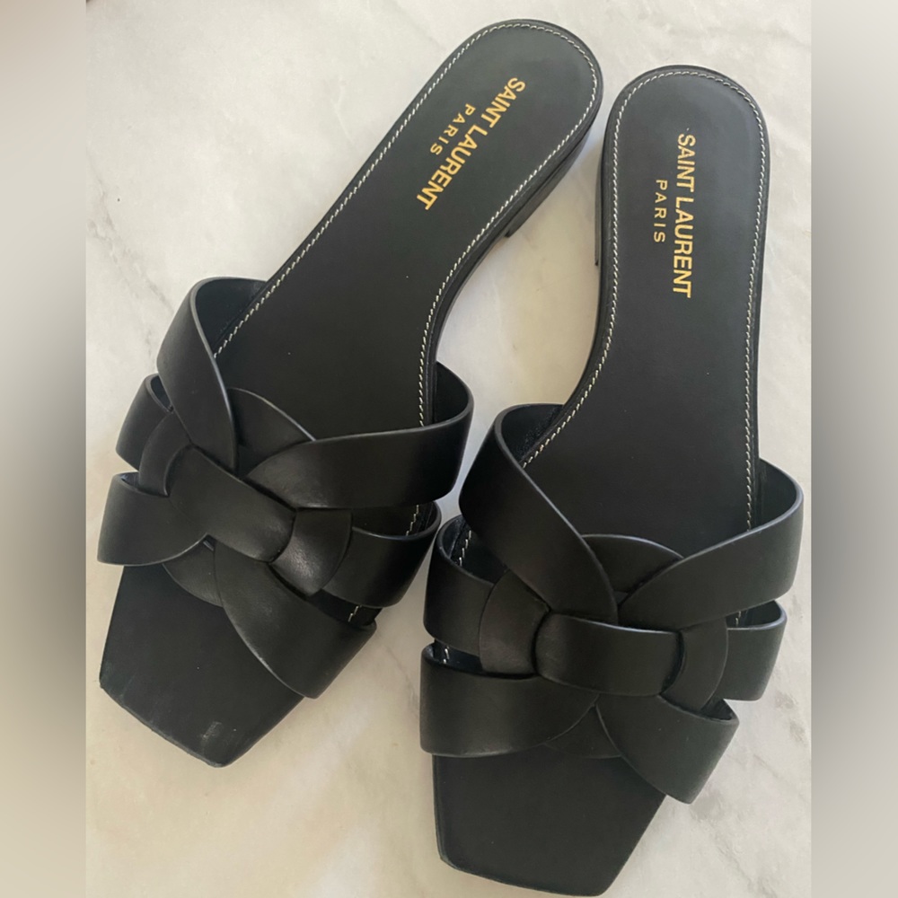 TRIBUTE FLAT SANDALS IN SMOOTH LEATHER
